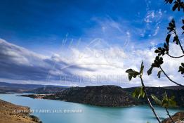 Image du Maroc Professionnelle de  Le Barrage Allal Al Fassi est situé dans la Province de Sefrou sur Oued Sebou avec un volume de stockage de 63.7 Mm3, il contrôle un bassin versant de 5.400 km2. Ce Barrage a été mis en service en 1990. But de l'ouvrage  production d'électricité, irrigation et protection contre les crues, 8 septembre 2005. Photo / Abdeljalil Bounhar) 